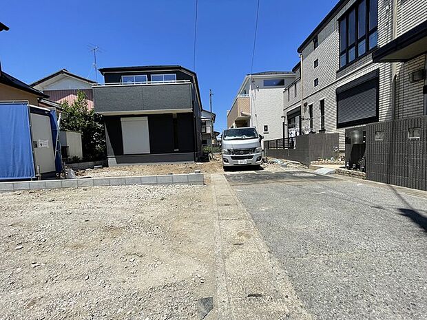 落ち着いた住宅街の風景に溶け込み、日常の静けさが漂う穏やかな住環境が整っています。