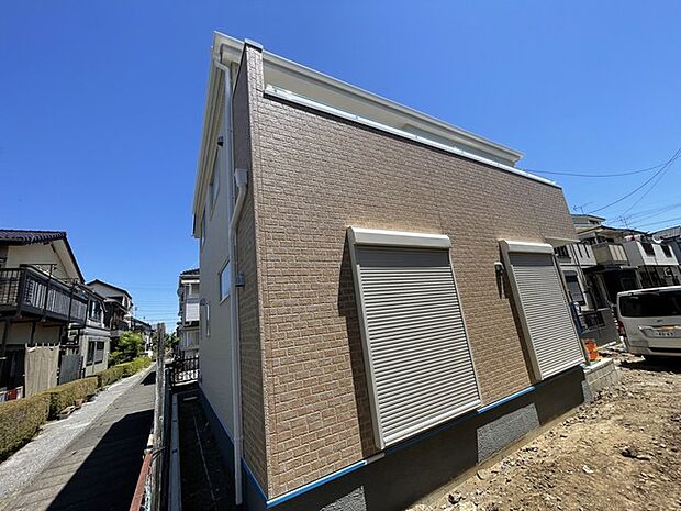 街並みに穏やかに溶け込む、端正な佇まいが日々の暮らしに静かな誇りをもたらします。