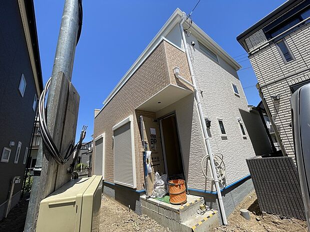 周囲の景観に馴染みながらも、洗練された個性を感じさせる落ち着いた佇まいの外観です。