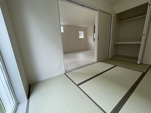 異なる空間がゆるやかにつながり、日々の暮らしに心地よい広がりをもたらしてくれる住まいです。