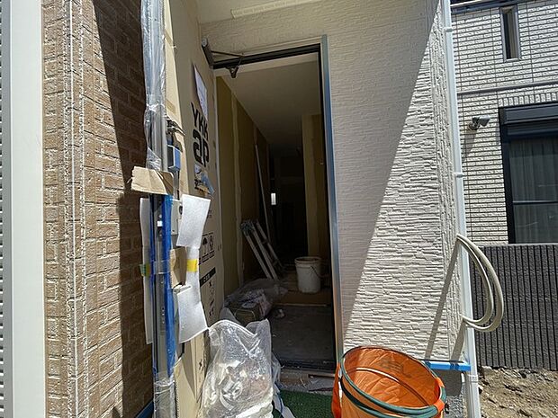 完成に向けた期待感が膨らむ、住まいの入り口から始まる新たな暮らしの風景です。