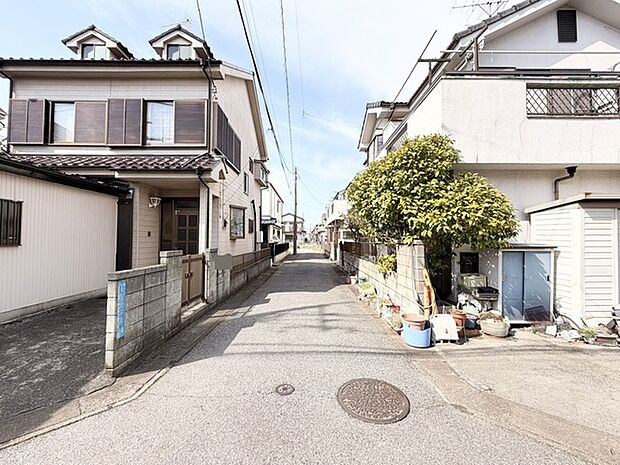 緑豊かな木々が彩る、穏やかな住宅街の風景