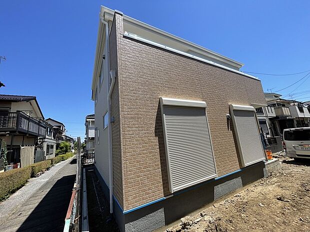 端正な佇まいが街並みに馴染み、穏やかな日常を予感させる洗練された外観デザインです。