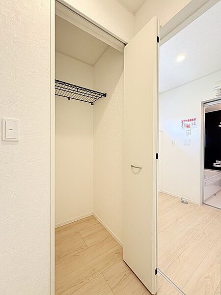 さっと物がしまえる共用部分の収納、新生活で大活躍するでしょう。