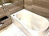 浴室：木目調の壁に調和する、澄んだ空間でくつろぎのひとときを。