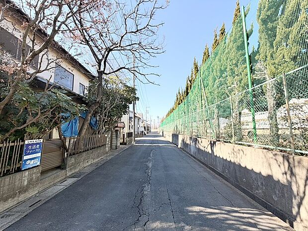 木々の緑と青い空が織りなす、穏やかな日常が叶う場所。