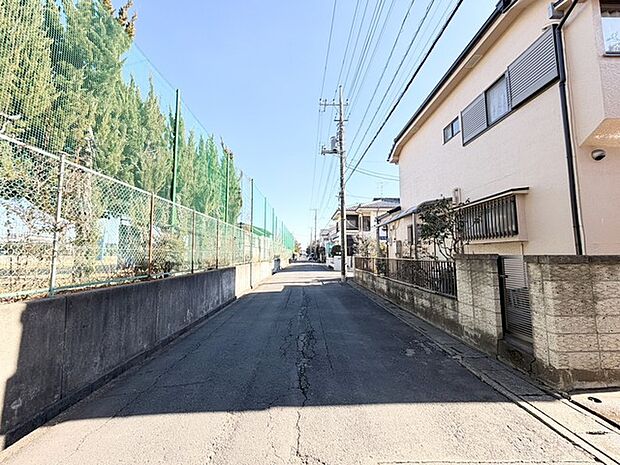 静かで落ち着いた趣の、広がりを感じさせる住宅街。