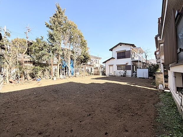 広々とした空間に、澄み渡る青空が広がる開放的な眺め。