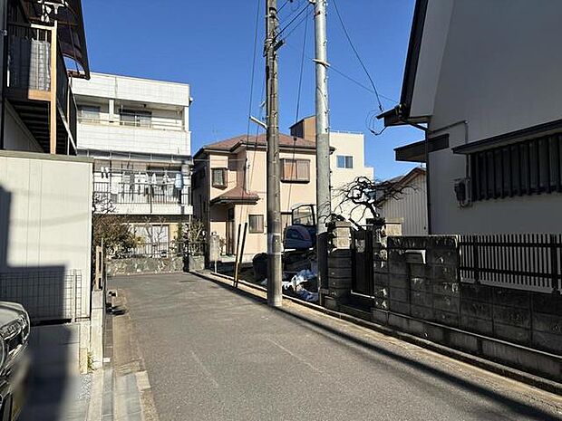 静かな街並みに調和する、穏やかな時間が流れる住まい。