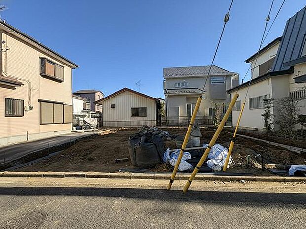 晴れやかな青空の下、新しい暮らしへの期待が膨らむ現場