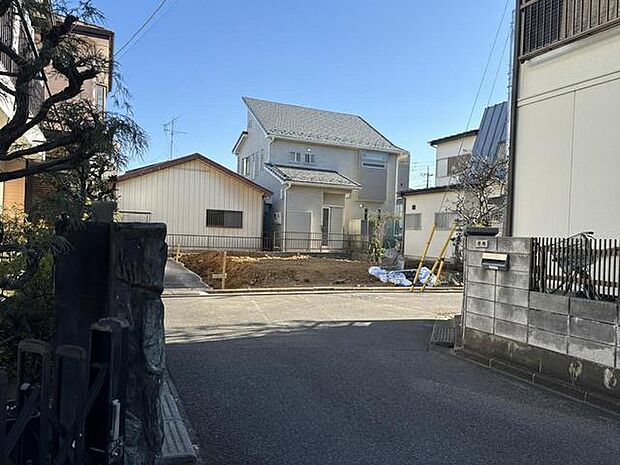 青空の下、静かに佇む穏やかな街並み