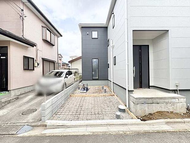 マイカースペースを1台分確保。現地で車幅と共にご確認ください。 