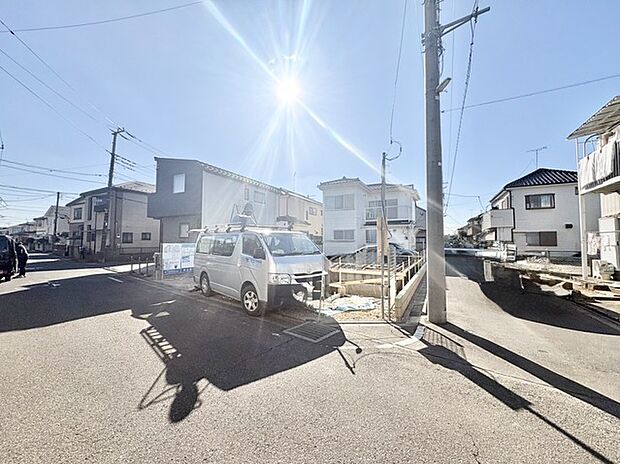 広がる青空の下、爽やかな風を感じる穏やかな街並み