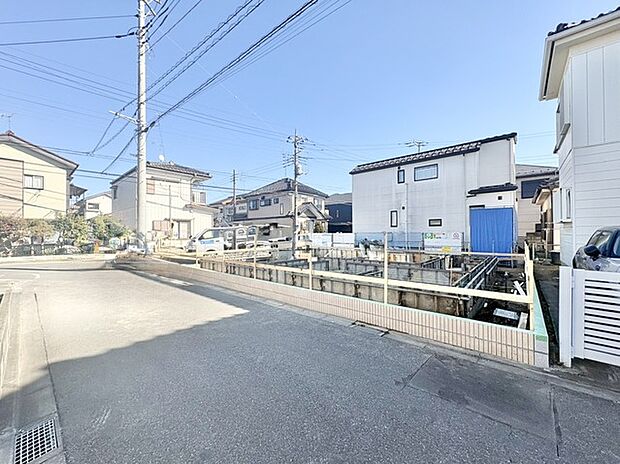 街並みに調和する、穏やかな空が広がる風景