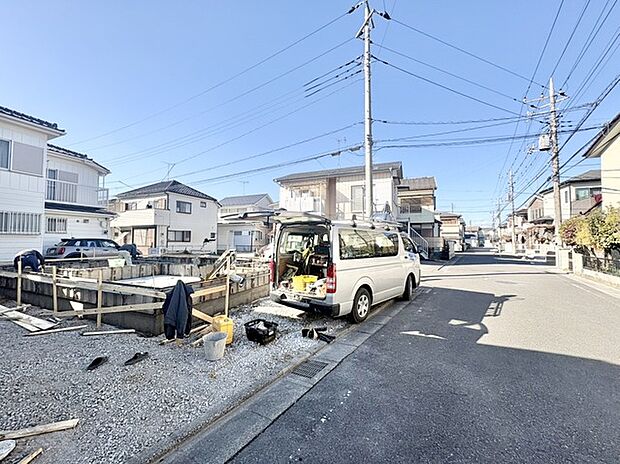 青空の下、新しい暮らしが形になる静かな街並み