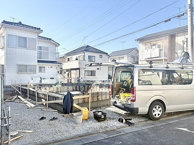 整然とした街並みに、新しい命が息づく穏やかな日常。