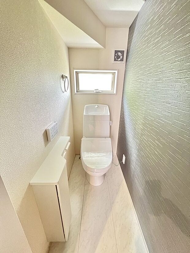 トイレのような小スペースだからこそ、ちょっとした収納が嬉しいポイント。もちろんウォシュレット機能付きです。