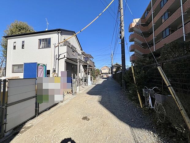 澄み渡る空の下、静かな街並みに佇む邸宅