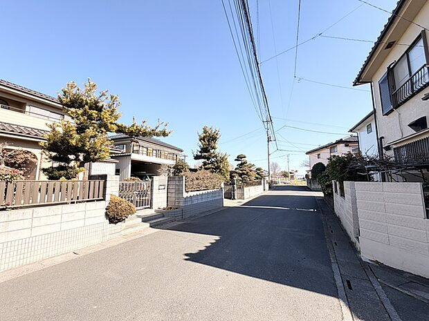 穏やかな空と、整然と並ぶ街並みが心地よい時間をもたらします。