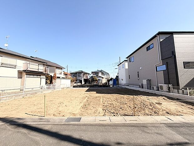 広々とした更地は、あなたの理想の暮らしを育むキャンバスです。