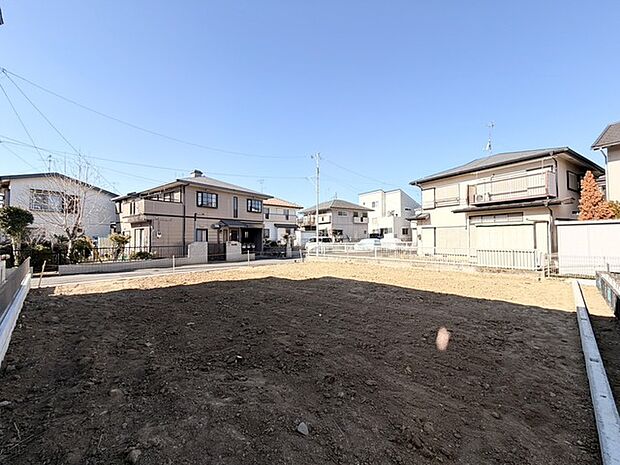 広々とした空の下、整然と区画された心地よい空間が広がっています。