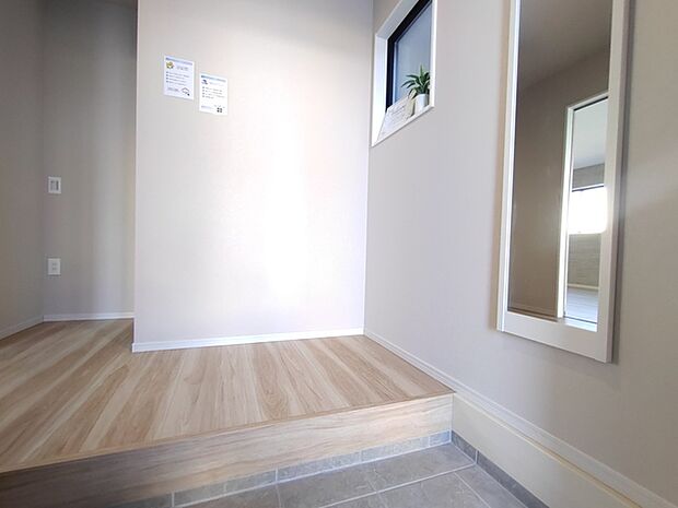 洗練された空間に、温かみのある木目が心地よさを添えます