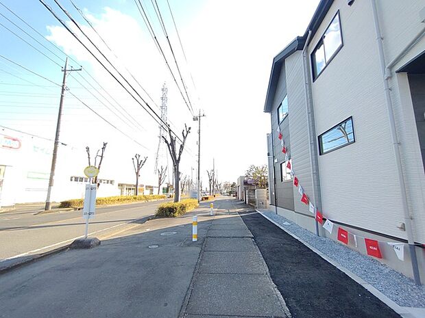 東側は歩道のある道路で、朝から明るい陽射しが差し込みます