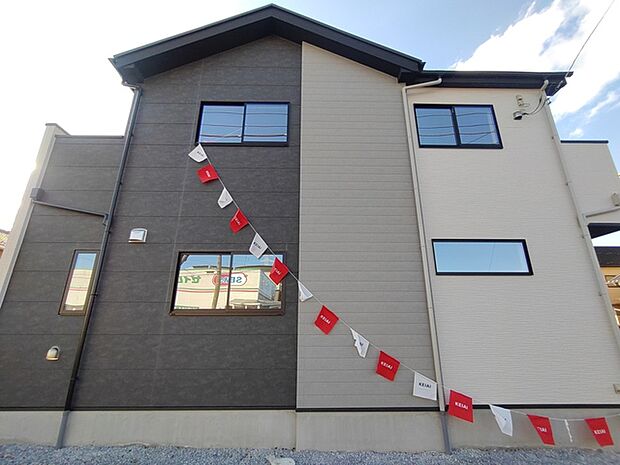 コントラストが印象的な、モダンな住まいの外観