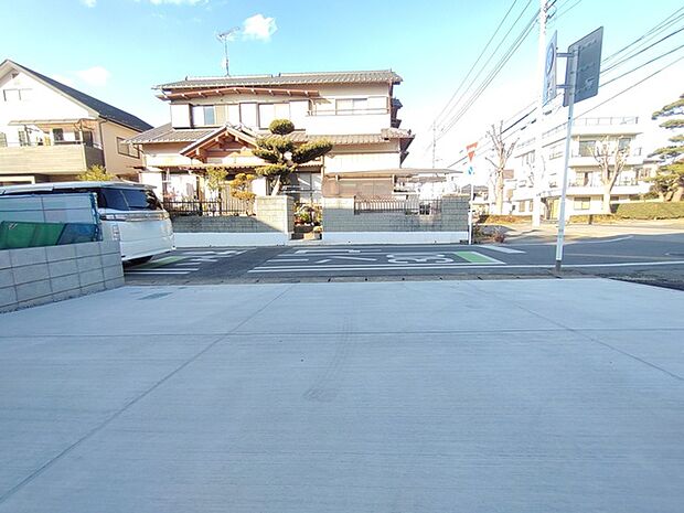 並列2〜3台駐車可能なゆったりとした駐車場