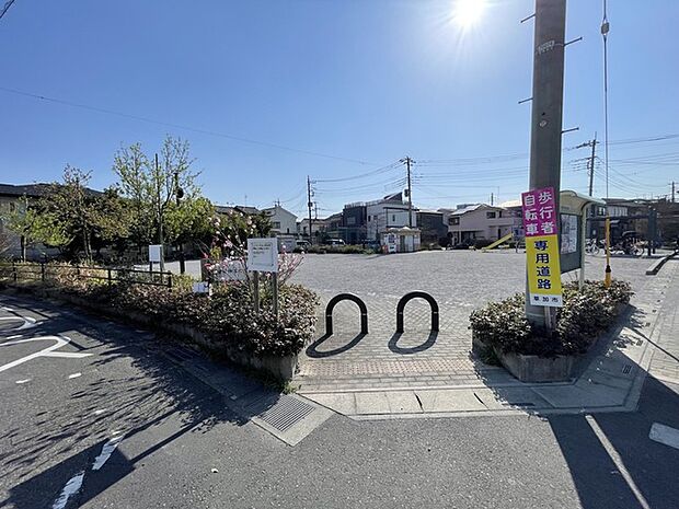 広々とした空の下、穏やかな日常が広がる街並み。
