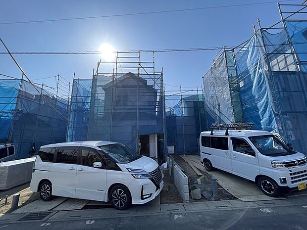 青いシートに包まれた空間から、新しい暮らしが始まります