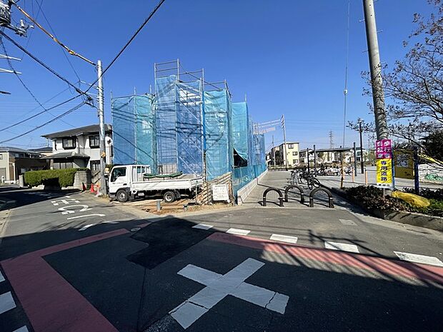 建設中の建物が、地域の発展を予感させる街並み