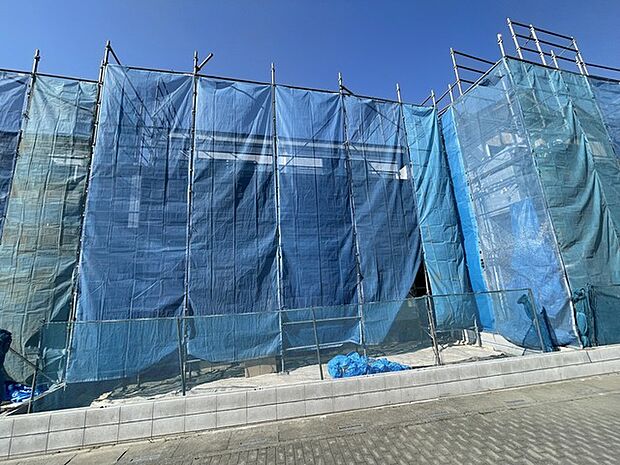 発展途上にある都市の景観に、青いシートが彩りを添えています