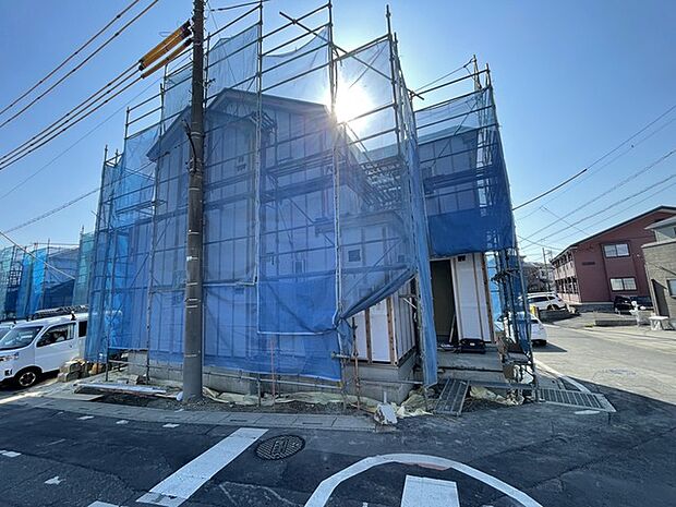 青いシートに包まれた、未来への期待を乗せた建築現場。