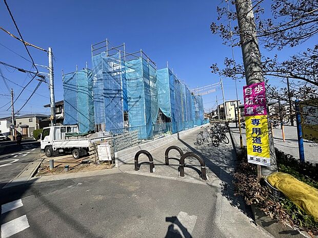 空へと広がる青空の下、新しい暮らしが息づく街。