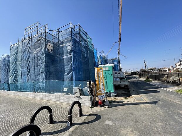未来への発展を感じさせる、澄み渡る青空の下の建築現場