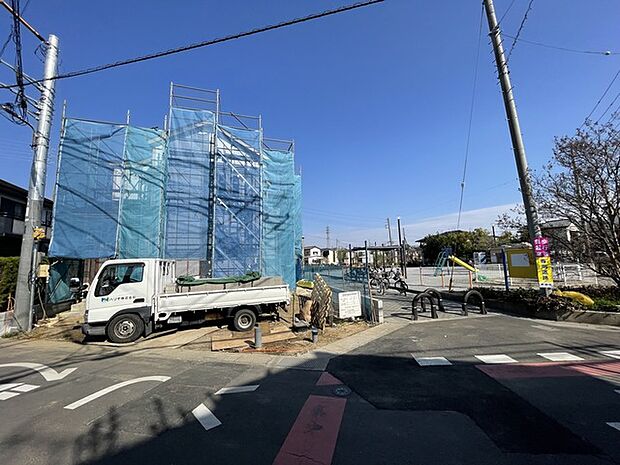 青空の下、新しい生活の準備が進む空間。