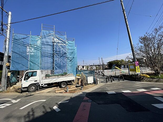 青空の下、新しい生活が形作られていく場所