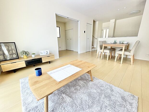 余白を活かしたミニマルな内装が、日々の暮らしに穏やかな心地よさと安らぎをもたらす住空間です。