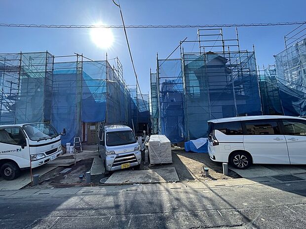 青いシートに覆われた建物が、静かな時の流れを感じさせます。