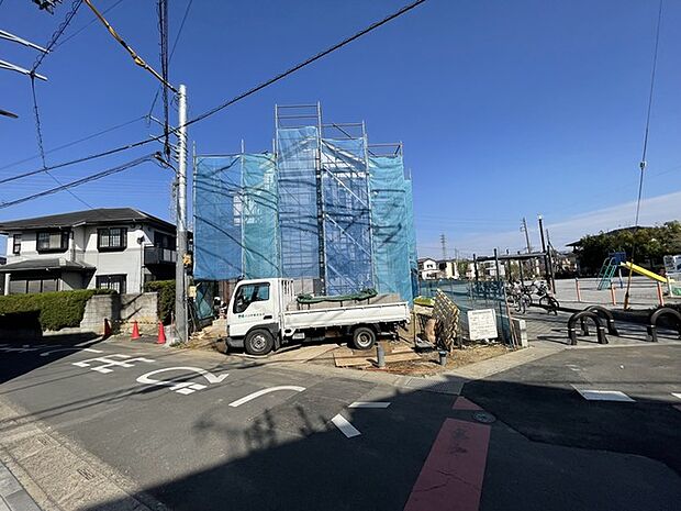 青空の下、未来への期待が膨らむ建設現場