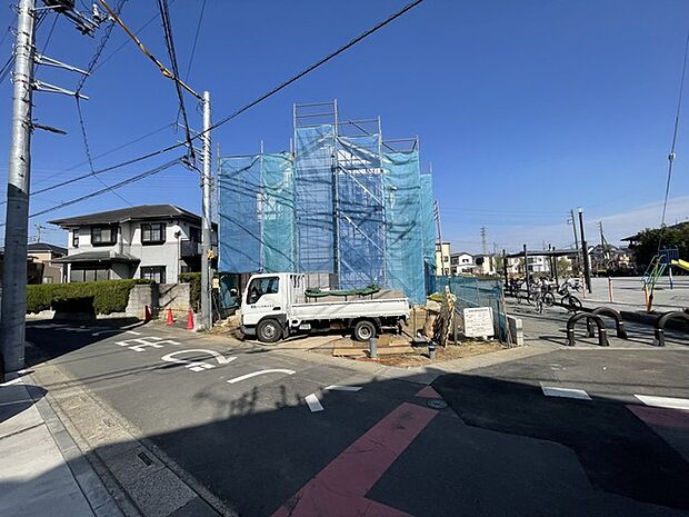 青空の下、新たな暮らしが形作られる場所