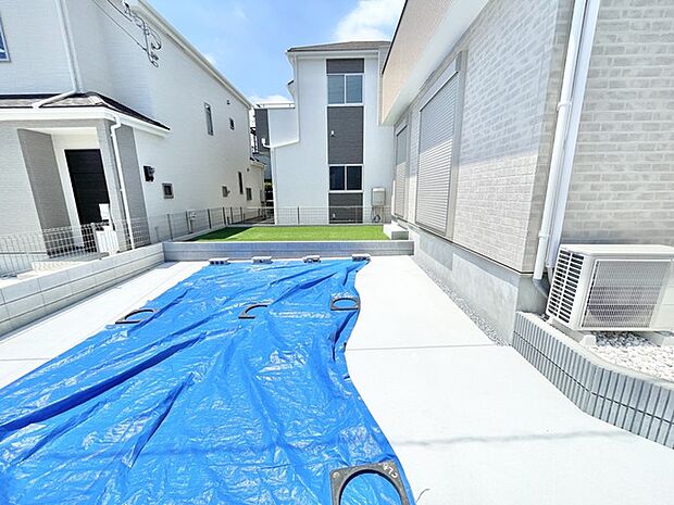 洗練された外観の住宅に囲まれ、プライベートな開放感と心地よい静寂が広がる住環境です。