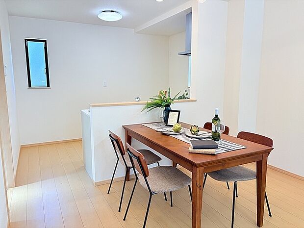 大き目のダイニングテーブルも置ける広さなので、ご家族だけでなくゲストも一緒に食事を楽しめます