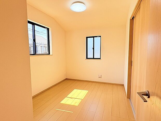 北西側の5帖の洋室です。北西側・南西側ともに建物がないので光が差し込み明るいお部屋です。