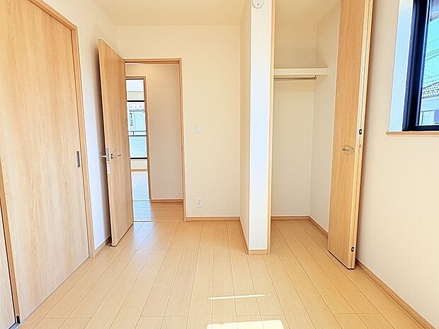 北西側の5帖の洋室です。