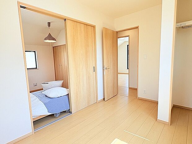 北西側の5帖の洋室です。隣の洋室との間は引戸の間仕切りになっています。