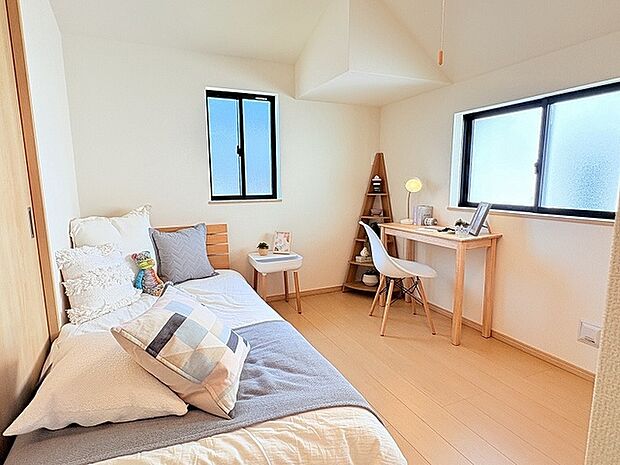 北側5.25帖洋室です。家具を設置しているので子ども部屋としての生活イメージができます。