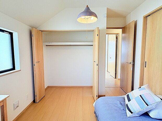 北側5.25帖洋室です。
