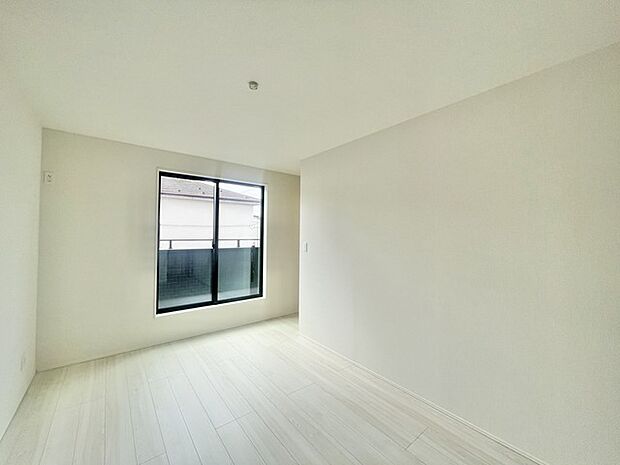 心地よい空間が広がる、整然とした室内。